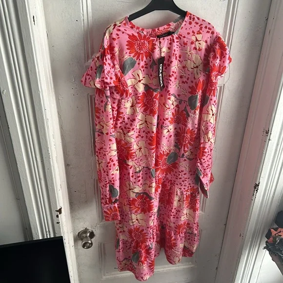 NWT Boohoo Pink floral  dress with ruffle shoulder - size 4 - Picture 3 of 4